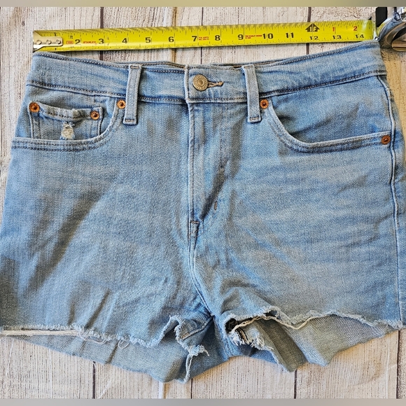 Levi's Women's Size 28 High Rise Shorts Denim Raw Hem Light Wash Summer Festival - Picture 8 of 9